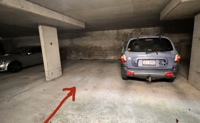 Indoor parking space on Bondi Road (15min walk-beach, 5min walk-Westfield, 12min walk- train statio