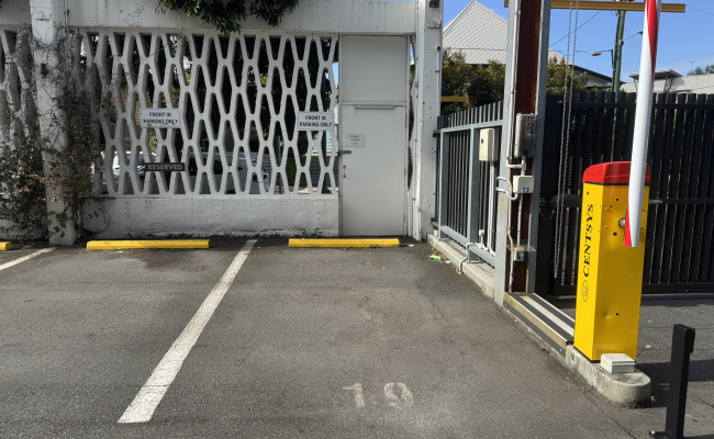 Great parking near CBD and Victoria park, 2 minute walk to bus station City free loop bus 30