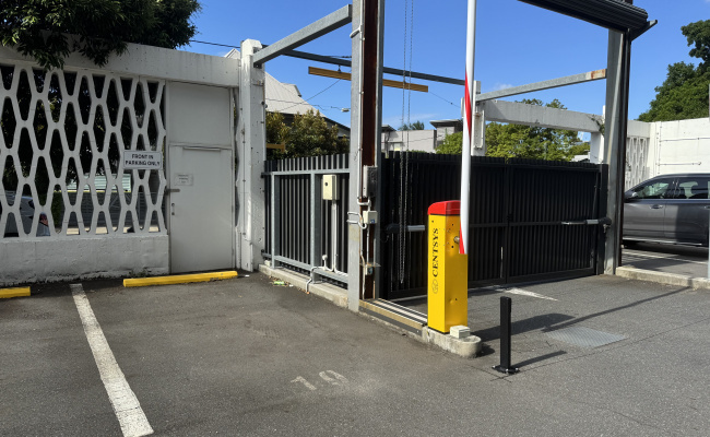Great parking near CBD and Victoria park, 2 minute walk to bus station City free loop bus 30
