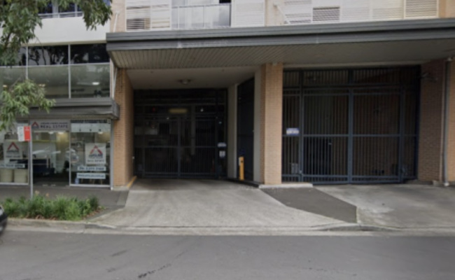 Secure parking space on Bourke street available