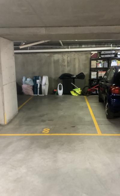Great indoor parking space 10 minute walk from Coogee Beach
