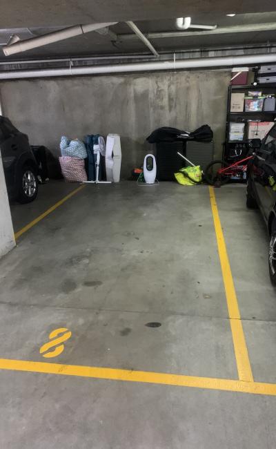 Great indoor parking space 10 minute walk from Coogee Beach