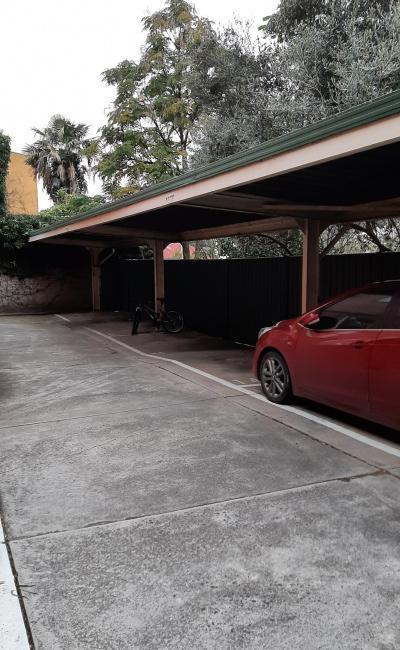 Parking space10 min walk from tram Flemington Rd