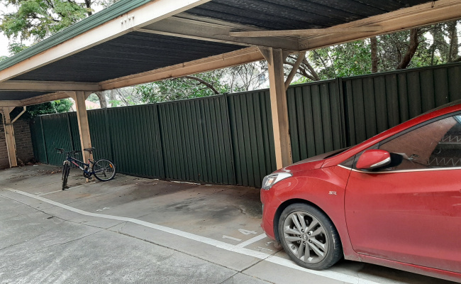 Parking space10 min walk from tram Flemington Rd & Royal Children's Hospital.