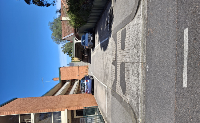 Parking space10 min walk from tram Flemington Rd & Royal Children's Hospital.