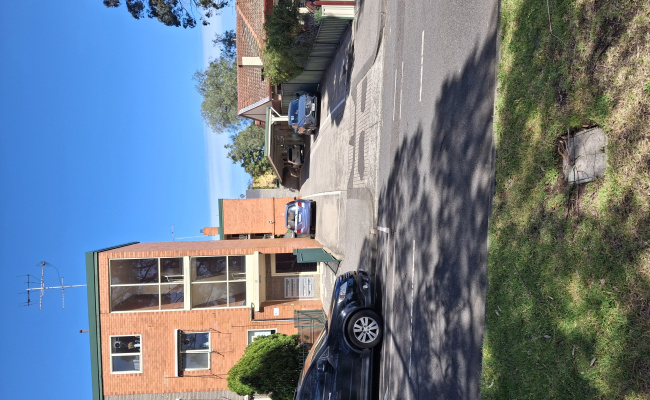 Parking space10 min walk from tram Flemington Rd & Royal Children's Hospital.
