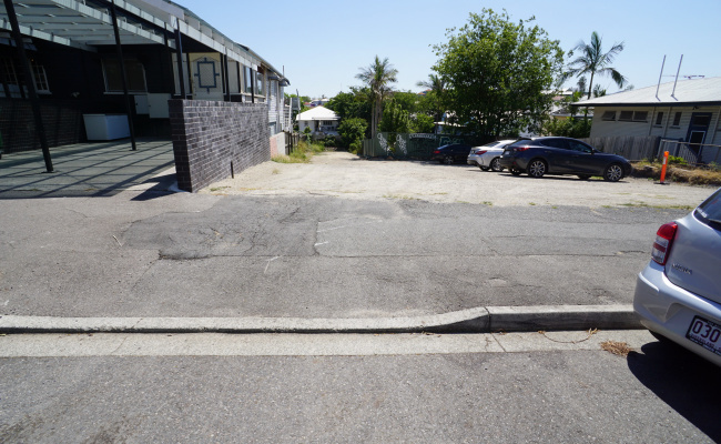 #5 Staff or Resident Parking - walk to Boundary st
