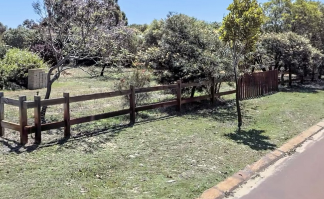 I have a large side paddock adjacent to my property.perfect storage for Boats Caravans Truck ect