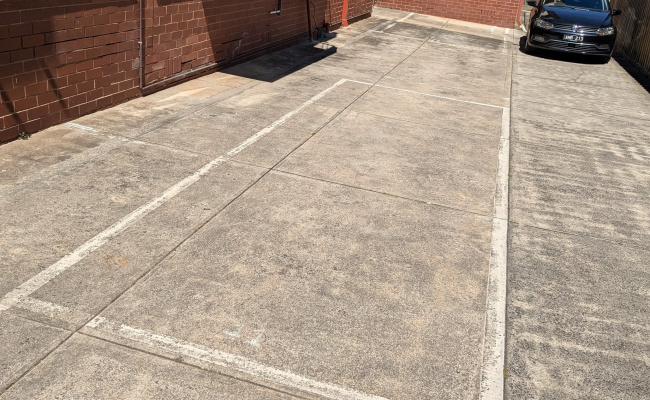 Outdoor Space Near Fitzroy Street. Close to 96 and 16 trams. Opposite Albert Park and Grand Prix.