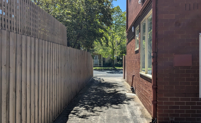 Outdoor Space Near Fitzroy Street. Close to 96 and 16 trams. Opposite Albert Park and Grand Prix.