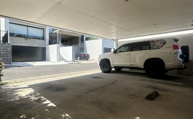Great Covered Parking Spot 10 min walk from Bondi Beach and 5 min walk from Tamarama Beach