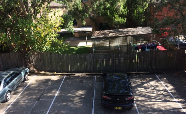Ashfield - Outdoor Parking near Park and Station