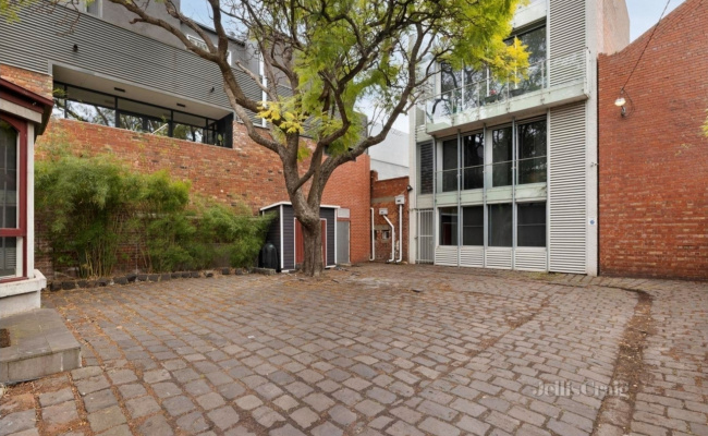 150m from Market.  Easy access, no code or bond.  NO SPECIFIC INSTRUCTIONS.