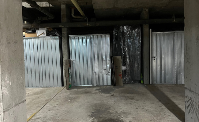 Secure parking space within walking distance from redfern and central stations