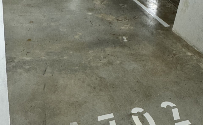 Rockdale - Secure Parking with Storage Cage close to Train Station