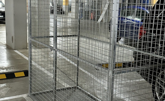 Rockdale - Secure Parking with Storage Cage close to Train Station