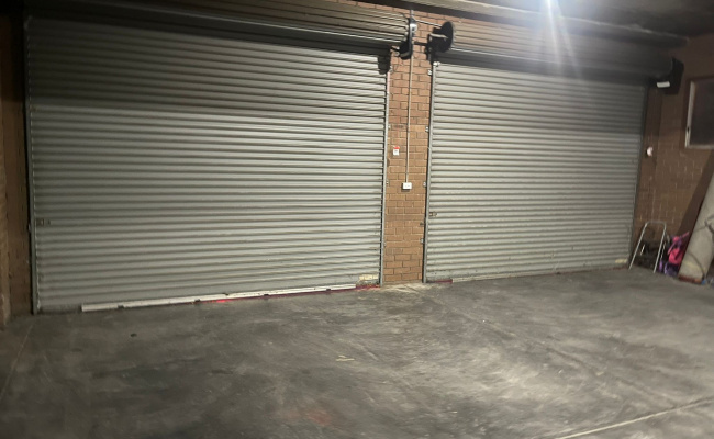 Double Rolling door Garage available for Sharing