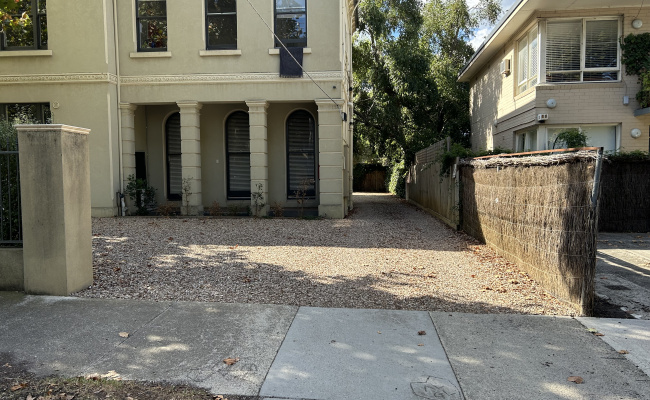 10 min walk to Windsor train station, 7 trams & F1