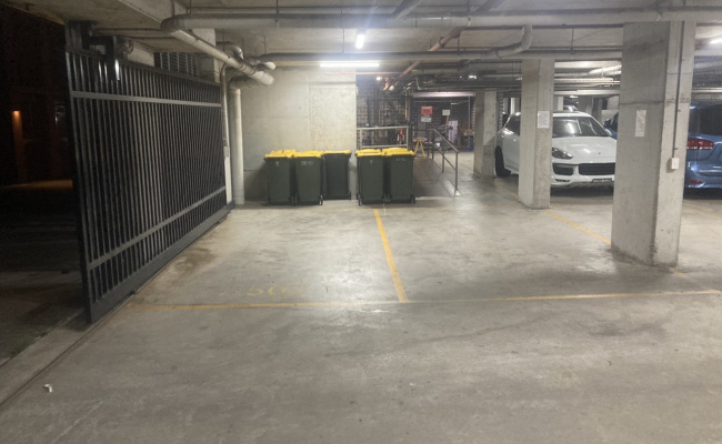Prime Location. Walk to airport/train