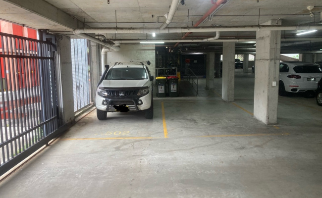 Prime Location. Walk to airport/train