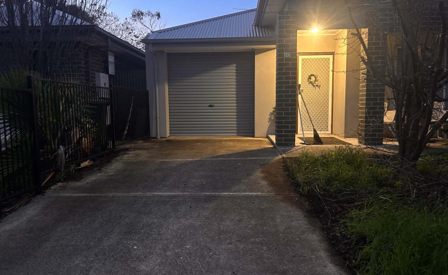 Great Parking near city, Glenelg, racecourse, airport, pub, walk to tramline.