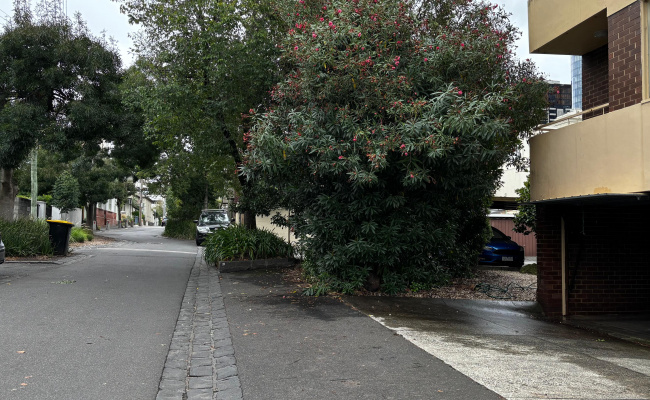 SAFE & PRIVATE GARAGE PARKING - WALK TO CHAPEL ST & SOUTH YARRA STATION