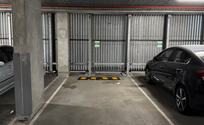 Amazing Indoor Car Space Docklands - First floor location 24/7 Security