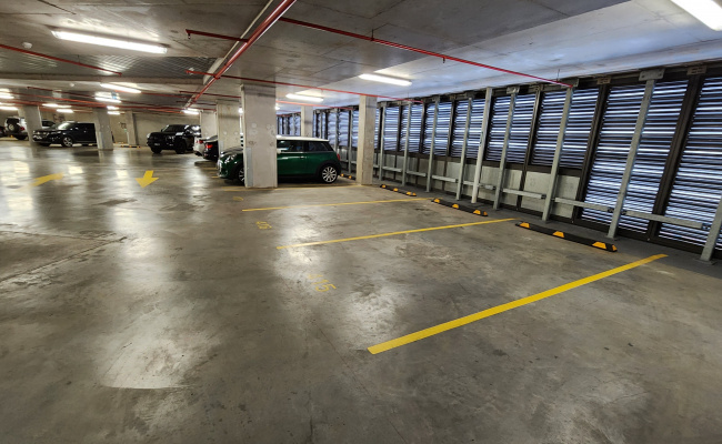 Great location in City - Indoor secure Car par - with free swim pool facility - Price negotiable