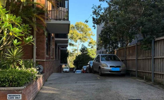 Great parking spot in Centennial Park near Paddington, the EQ, and public transport