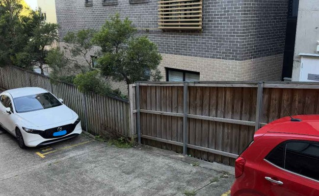 Great parking spot in Centennial Park near Paddington, the EQ, and public transport