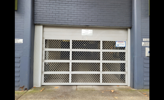 Only 200m to Waterloo Metro - Secure Parking