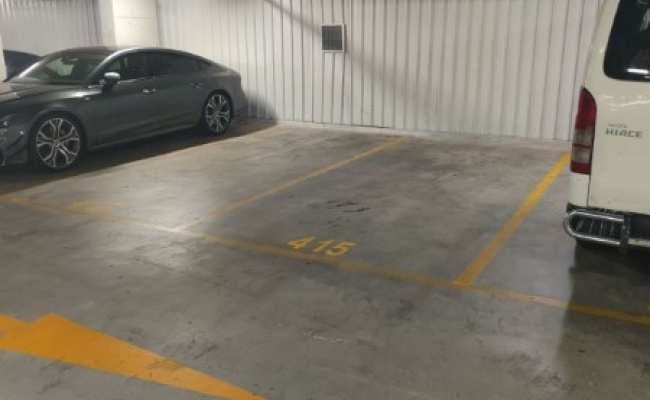 Close to the Mascot station/Airport -Undercover parking
