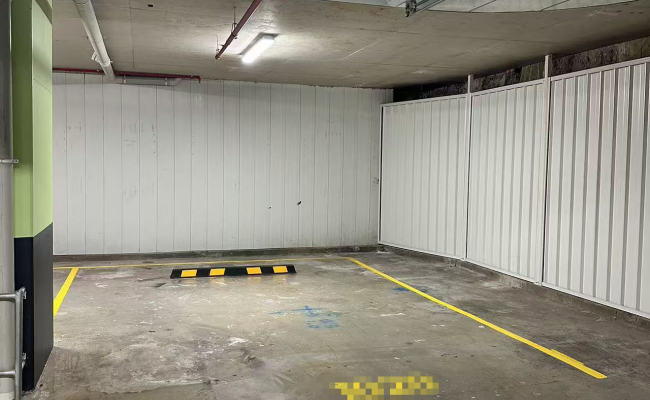 Mascot central Indoor lot  50 meters to WWS!Extremely spacious