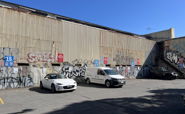 Great outdoor parking near Collingwood Station