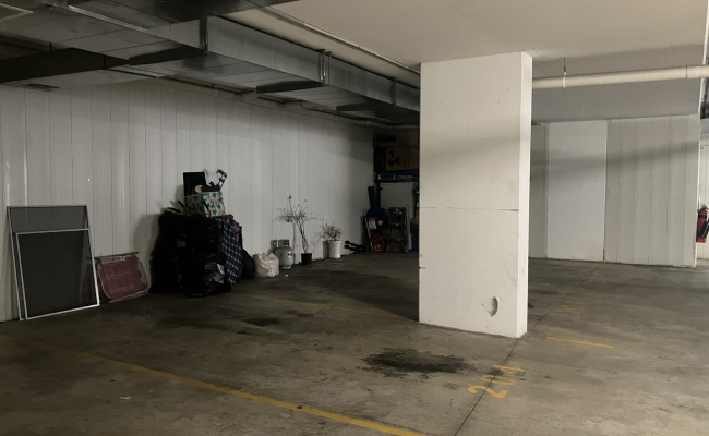 Secure Indoor Space in Guildford – Quiet, Dry Concrete Garage with High Ceiling, CCTV