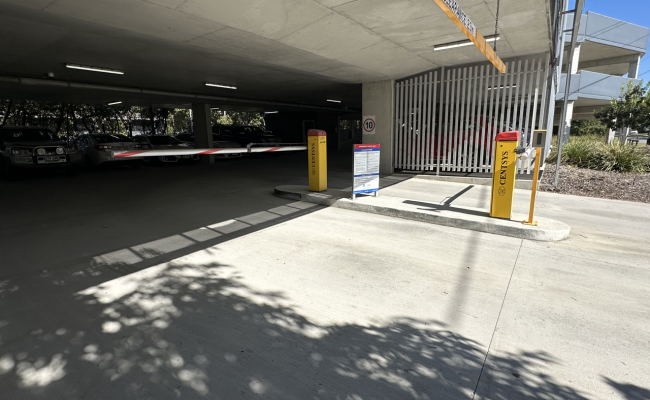 SECURE & UNDERCOVER PARKING IN HAMILTON- CLOSE TO AIRPORT & CITY