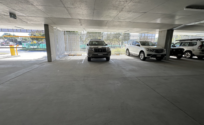 SECURE & UNDERCOVER PARKING IN HAMILTON- CLOSE TO AIRPORT & CITY