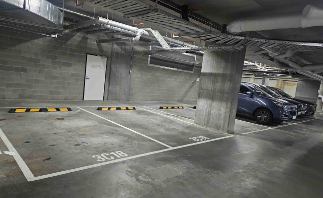 Oakleigh - indoor secure carpark in junction of Warrigal Rd & Dandenong Road