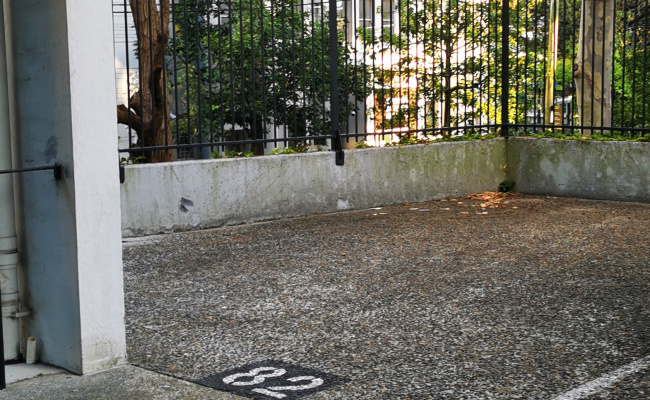 Secure sport in Darlinghurst, 2 mins from st Vincents hospital, across the road from Nas art school