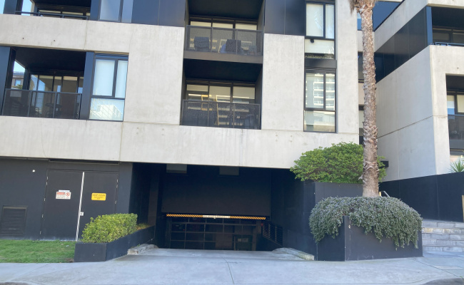 Indoor Parking Space - minutes to South Yarra Station, close to CBD