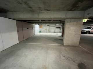 Great parking i Melbourne CBD. Parallel to State library. ONLY AVAILABLE UNTIL 5-NOVEMBER 2023
