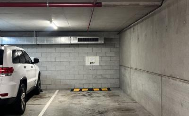 Safe & secure Large 24 hr 7 day park. Walk to CBD, Central Station, St Andrews & Grammar precinct