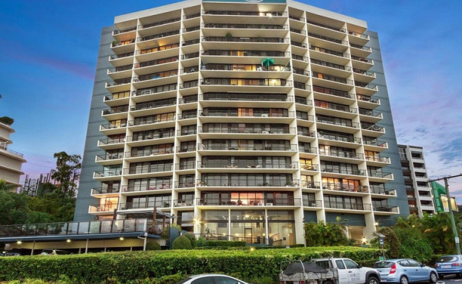 Riverfront Southbank covered locked parking $400/mo
