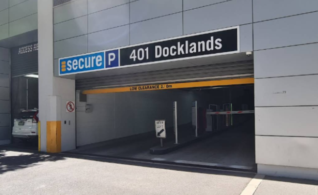 Docklands - Indoor Parking Close to Shopping Area / P629