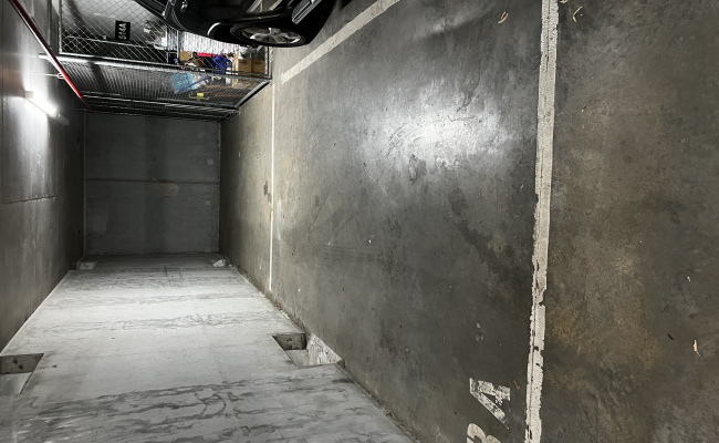 Large 1 parking space available to rent