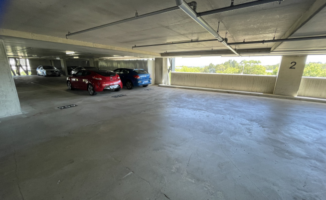 Great parking space right next to Lake Gininderra and woolworths