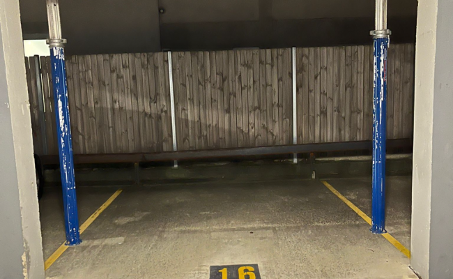 Great parking space with bondi beach a 4 minute walk away!