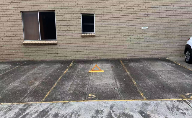 Eastlakes - Safe Open Parking near Shopping Centre