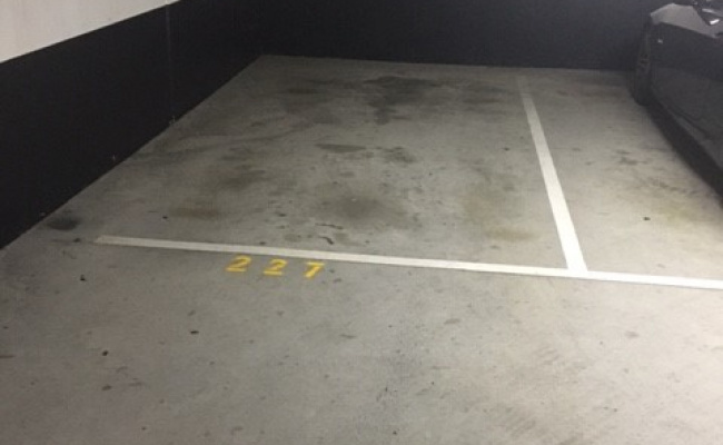 St Kilda - Secure Indoor Parking Close to Tram Station