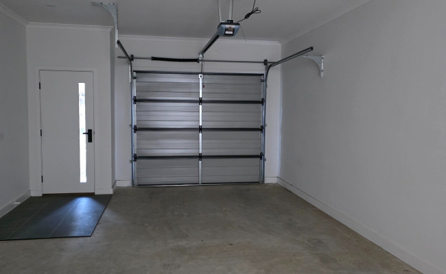 Lock-up in Broadmeadows, close to the airport and train line